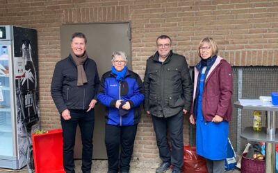 Gülser SPD-Stadträte Detlev Pilger und Toni Bündgen zu Besuch bei einer Ausgabe der Gülser Tafel