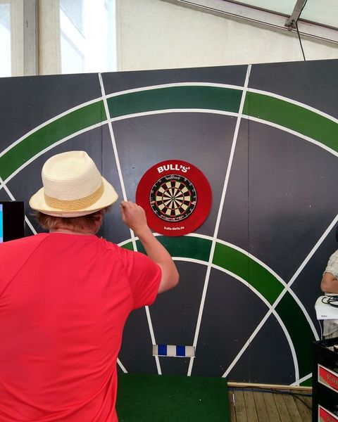 Red Dart Socials auf der Kirmes